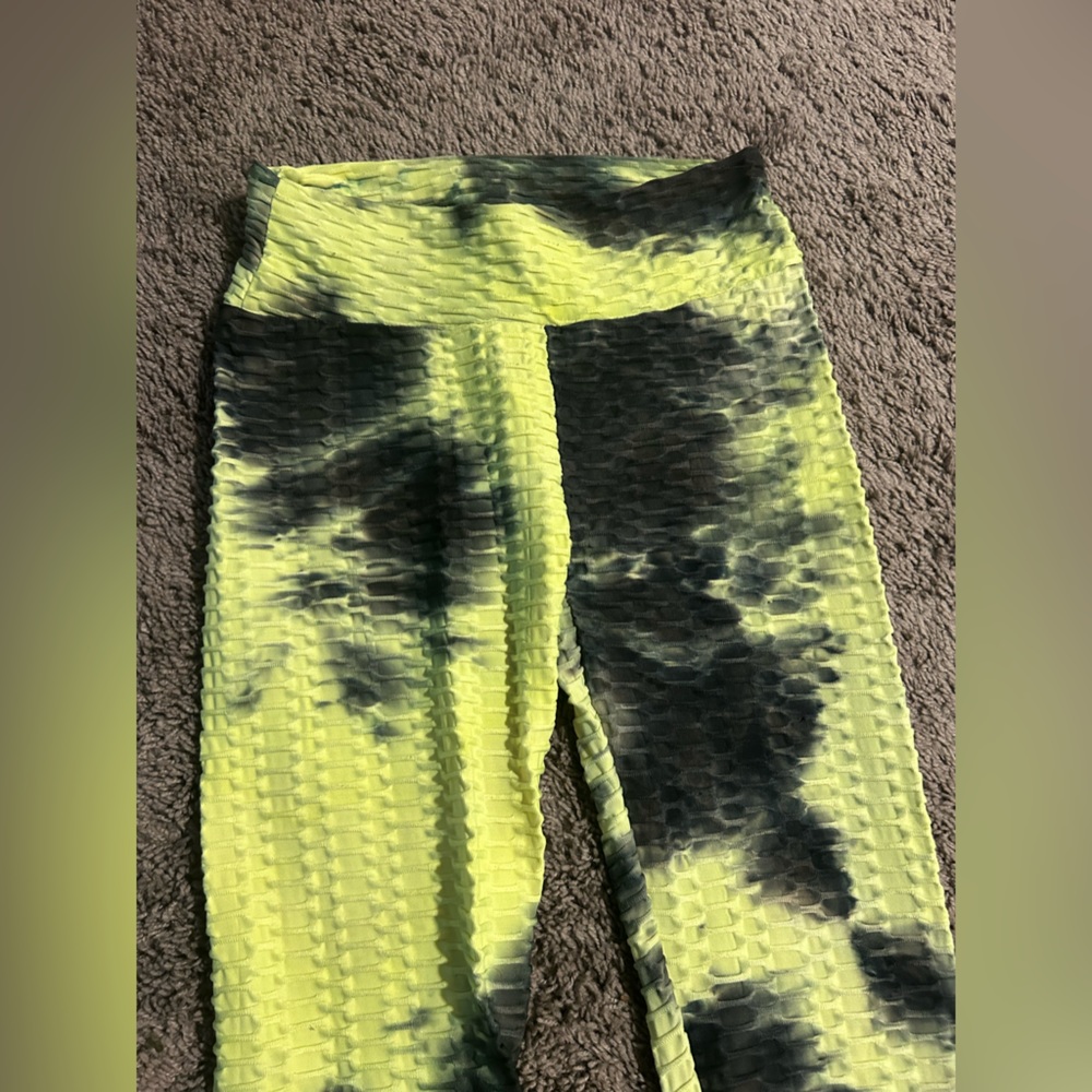 Form fitting athletic leggings